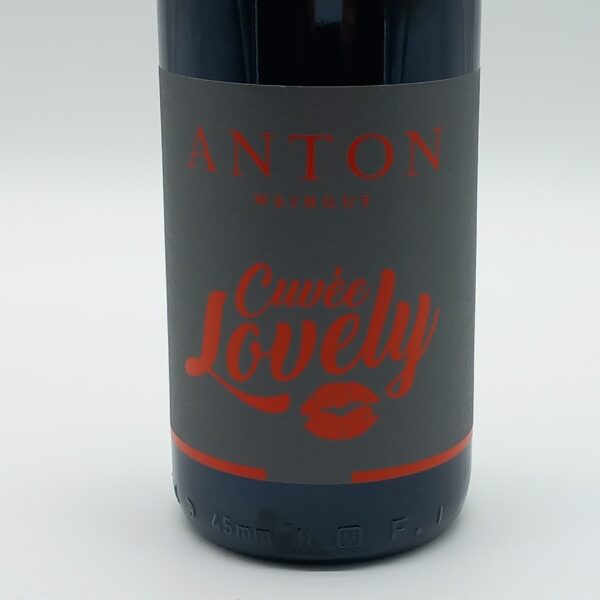 "Lovely", liebliches Rotweincuvée vom Weingut Anton aus Herxheim, Pfalz – Bild 2