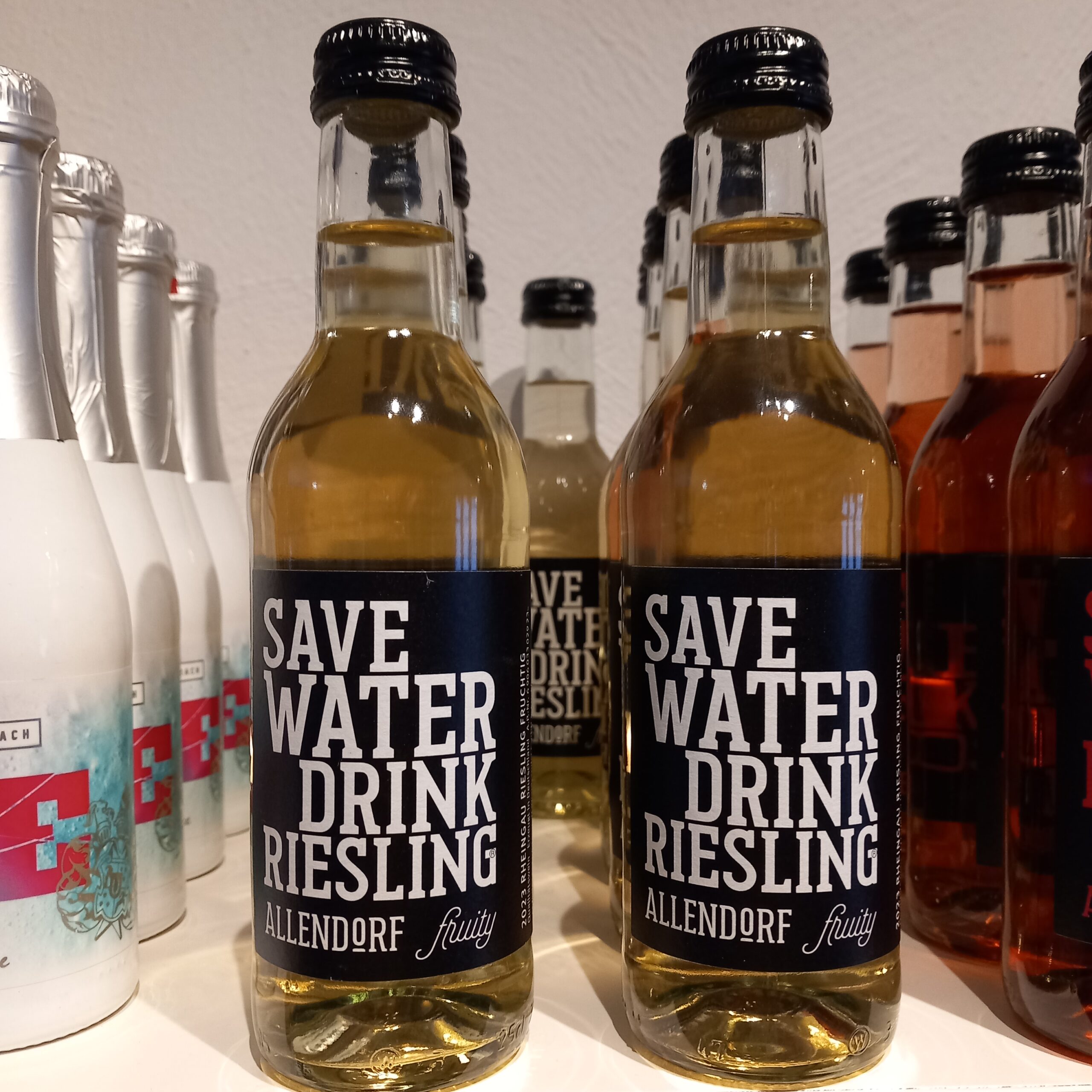 Save Water ... fruity Riesling, 0,25L, lieblich, Allendorf – Bild 2